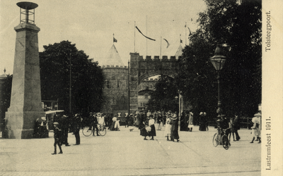 221854 Gezicht op de gereconstrueerde Tolsteegpoort bij de Tolsteegbrug te Utrecht, als onderdeel van de festiviteiten ...